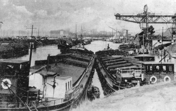 Afb. De PIETER SCHRAM voor W.O. II in de haven van Duisburg (Foto: Archief Pieter Broers)