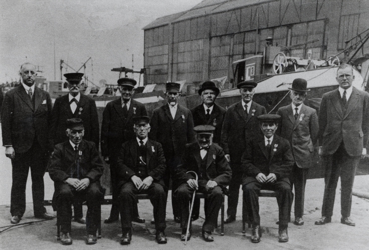 Afb. J.P. Boele en Ir. P. Boele met jubilarissen